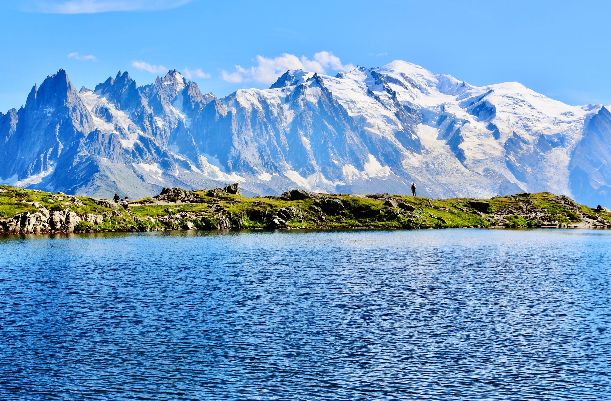 Le massif du Mont-Blanc enneigé se reflétant dans un lac d'altitude