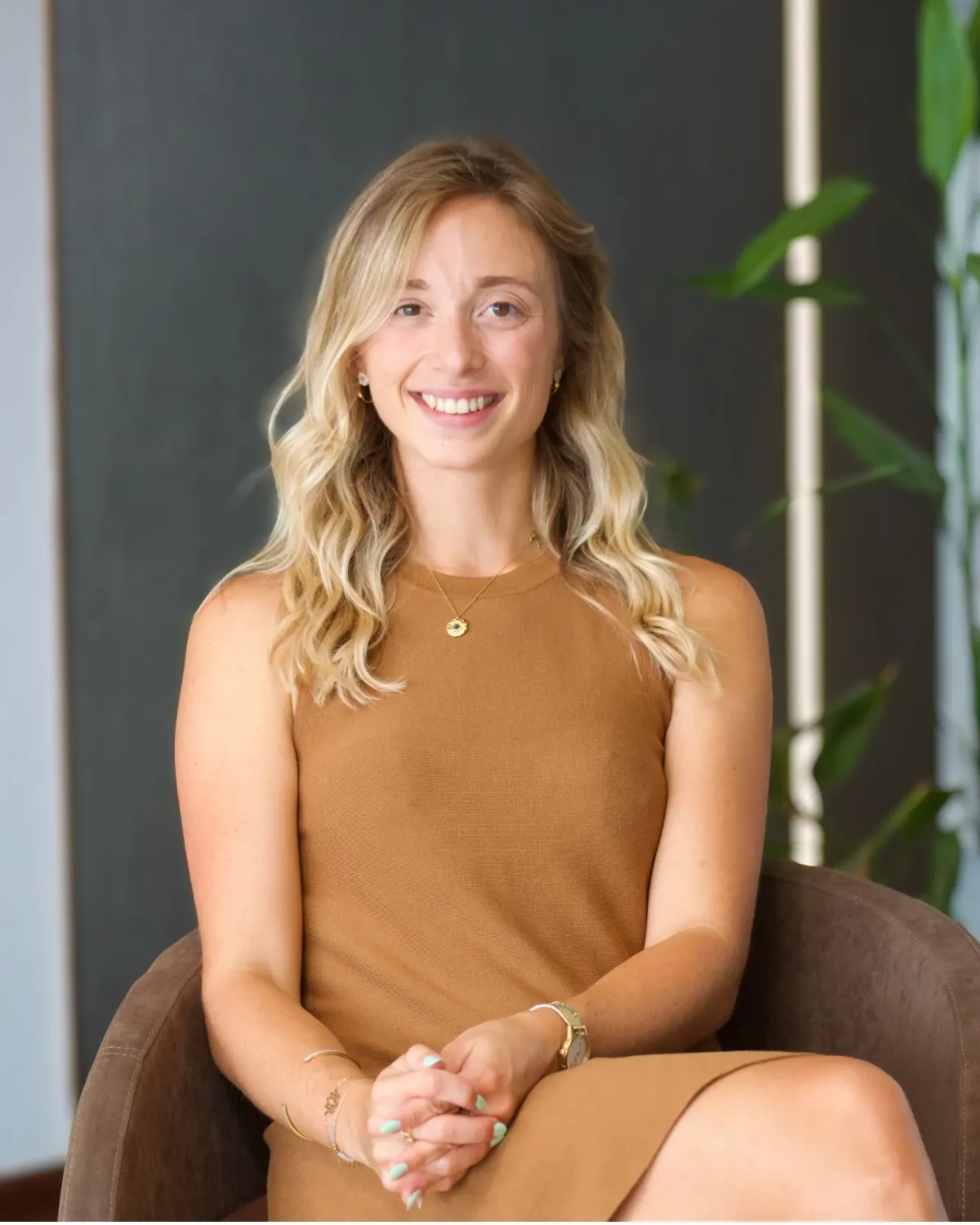 Emilie Fournier, fondatrice d'Ascension Marketing, souriante, assise dans un fauteuil.