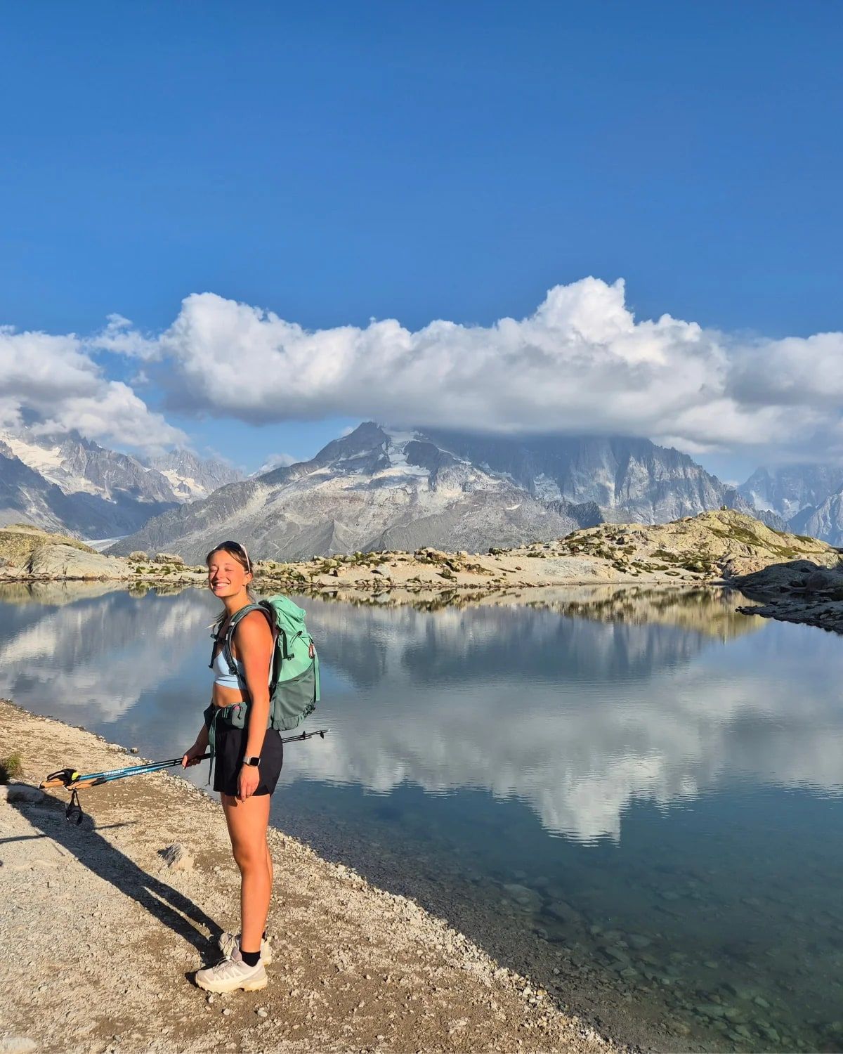 Emilie Fournier en randonnée au lac Blanc, face au massif du Mont-Blanc