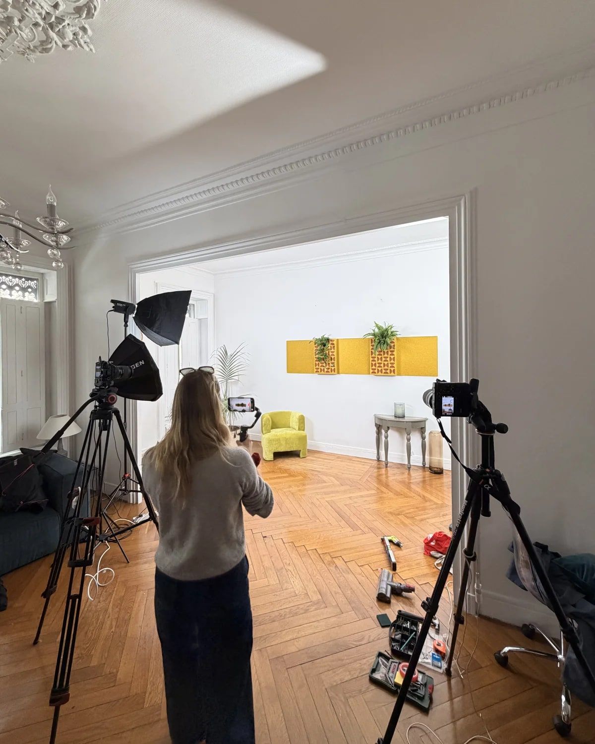 Préparation des éclairages pendant un shooting photo en studio