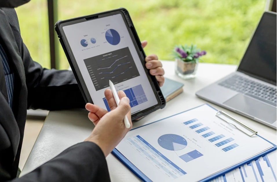 Analyse des ventes et des indicateurs marketing sur une tablette